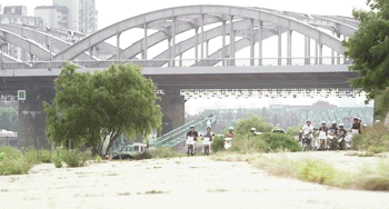 [최강배달꾼] 아무것도 안하고 도둑맞은 오토바이 다시 찾는 남주의 미친인맥.gif | 인스티즈