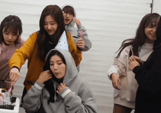 아이즈원) 민주 꺼 스틸하는 예나.gif | 인스티즈