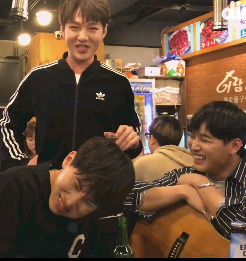 회식서 단체로 깡소주 병나발 부는 아이돌 (feat. 두더지) | 인스티즈