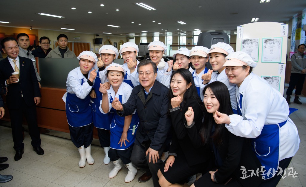 청와대에 올라온 문재인 대통령 사진 (덕후가 계를 탔어요!) | 인스티즈