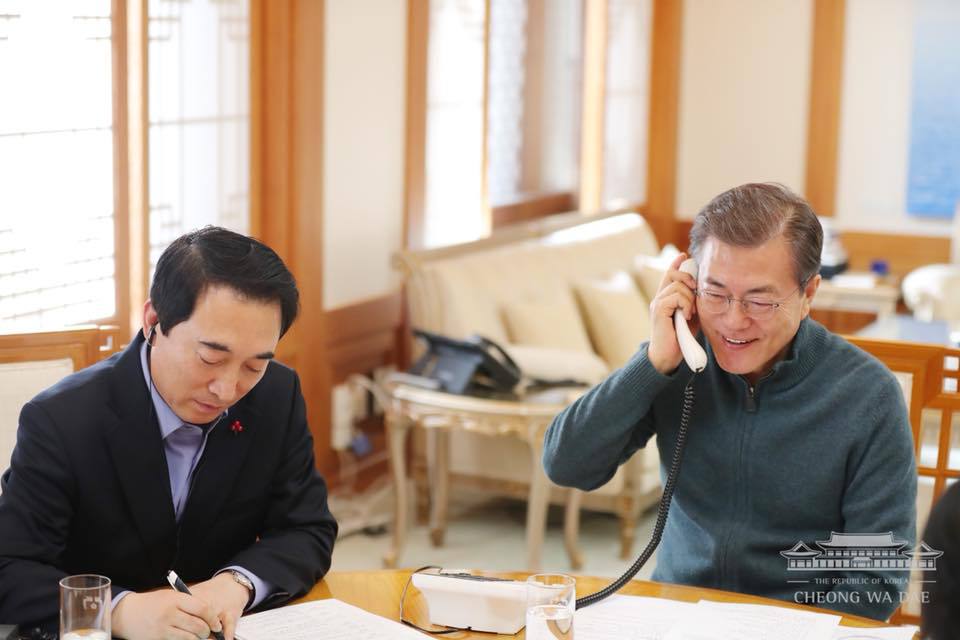 스웨터도 찰떡같이 잘 어울리는 문재인 대통령 | 인스티즈