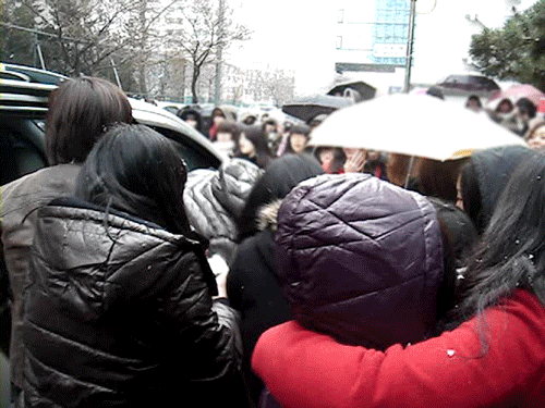 팬들 머리에 쌓인 눈 털어주는 매니저 | 인스티즈