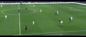 모드리치의 경이로운 탈압박과 박수 쳐주는 라모스.GIF | 인스티즈