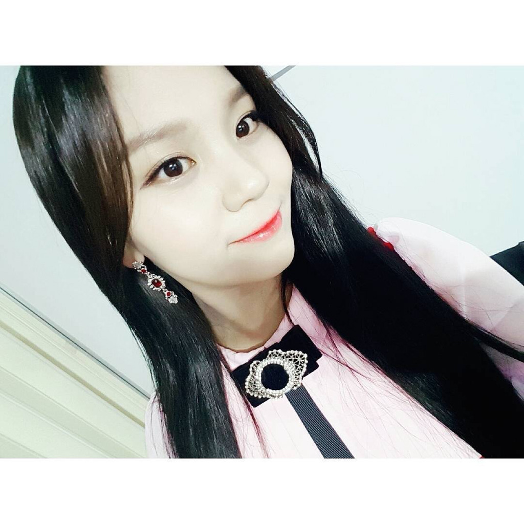 [여자친구] 전에 다친 발목이 많이 좋아져서 엄지 | 인스티즈