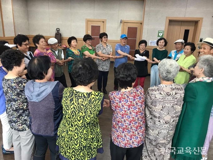 포크댄스 이미지