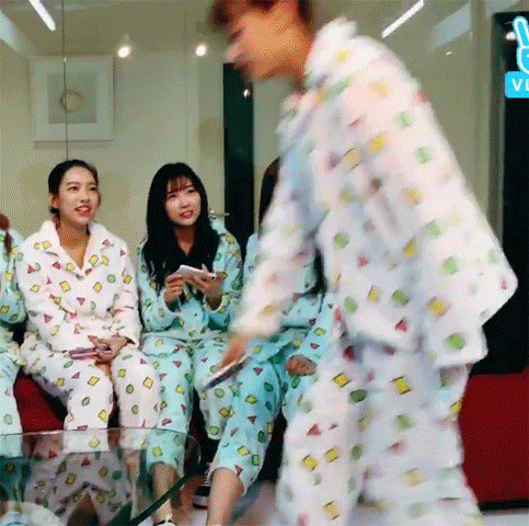 브이앱 켤때마다 사장님이 기도한다는 걸그룹 | 인스티즈