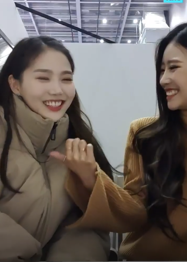 오마이걸 효정 : 야 이미주 너 왜 자꾸 내 머리 따라하니?? .jpg | 인스티즈