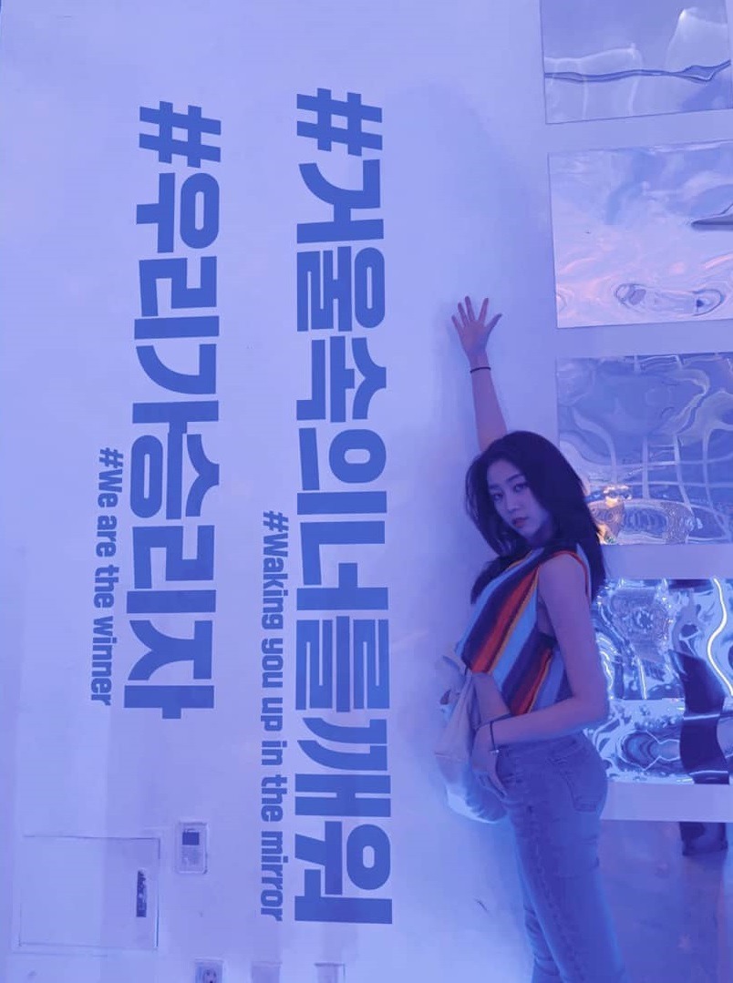 휴가 받아서 퀸 전시회 관람한 러블리즈의 락매니아 서지수.jpg | 인스티즈