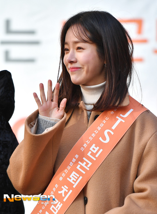 오늘자 명동 JTS 모금캠페인에 참석한 한지민.jpg | 인스티즈