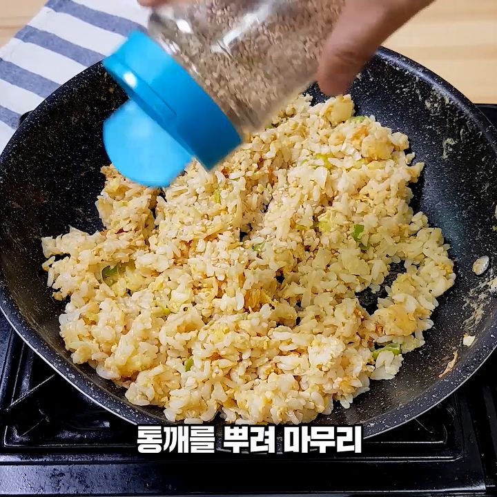 5분완성! 밥알이 살아있는 초간단 굴소스 볶음밥 만들기! | 인스티즈