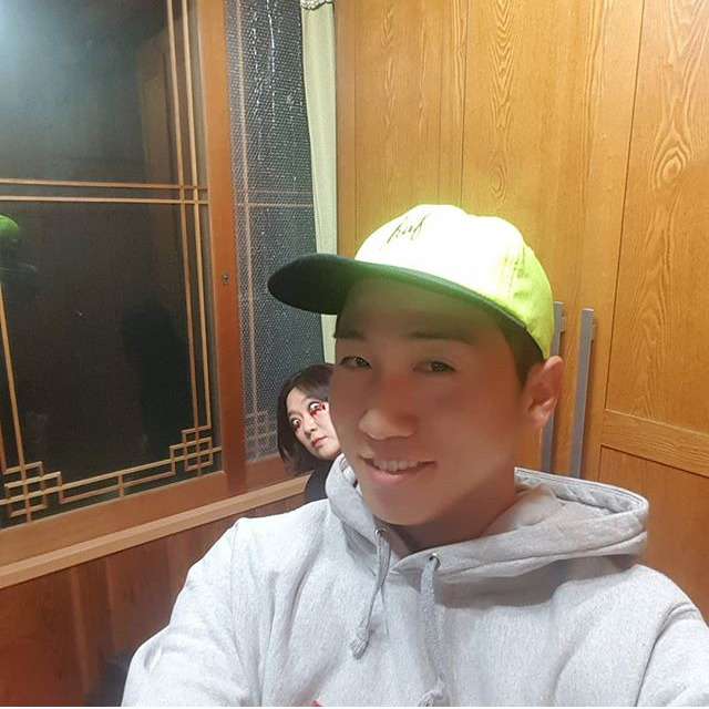유세윤 뒤에 귀신 | 인스티즈
