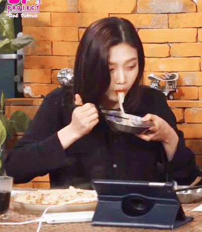 똠양꿍 처음 먹어본 조이의 솔직한 반응.gif | 인스티즈