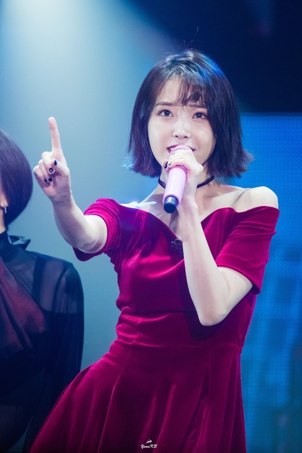 레드가 잘어울리는 아이유.jpgif | 인스티즈