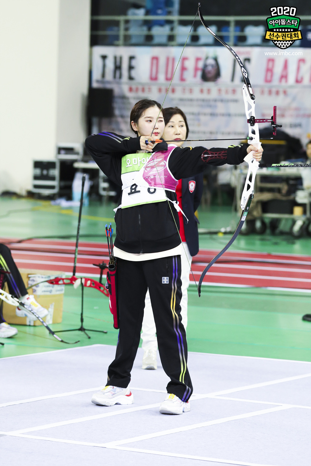 오마이걸 아육대 양궁 현장포토 | 인스티즈