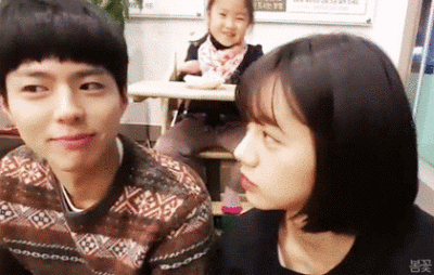 개잘생긴 남자를 바라보는 여자들의 표정.gif | 인스티즈