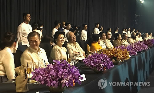 문재인 대통령.... 여사님을 옆에 두고.gif | 인스티즈