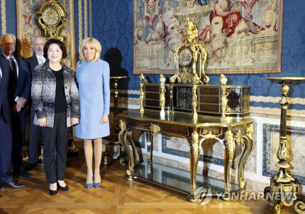 브리짓 마크롱 여사와 팔짱 끼고 가는 김정숙 여사.JPG | 인스티즈